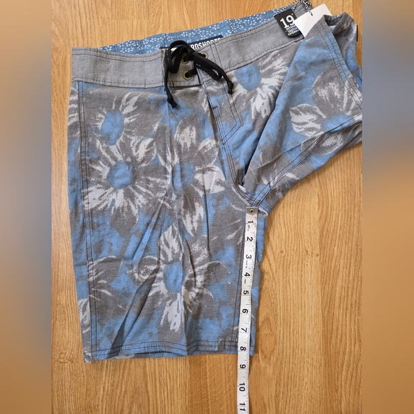 Reef Boys 18" Boardshorts Sz 28 - Picture 6 of 8
